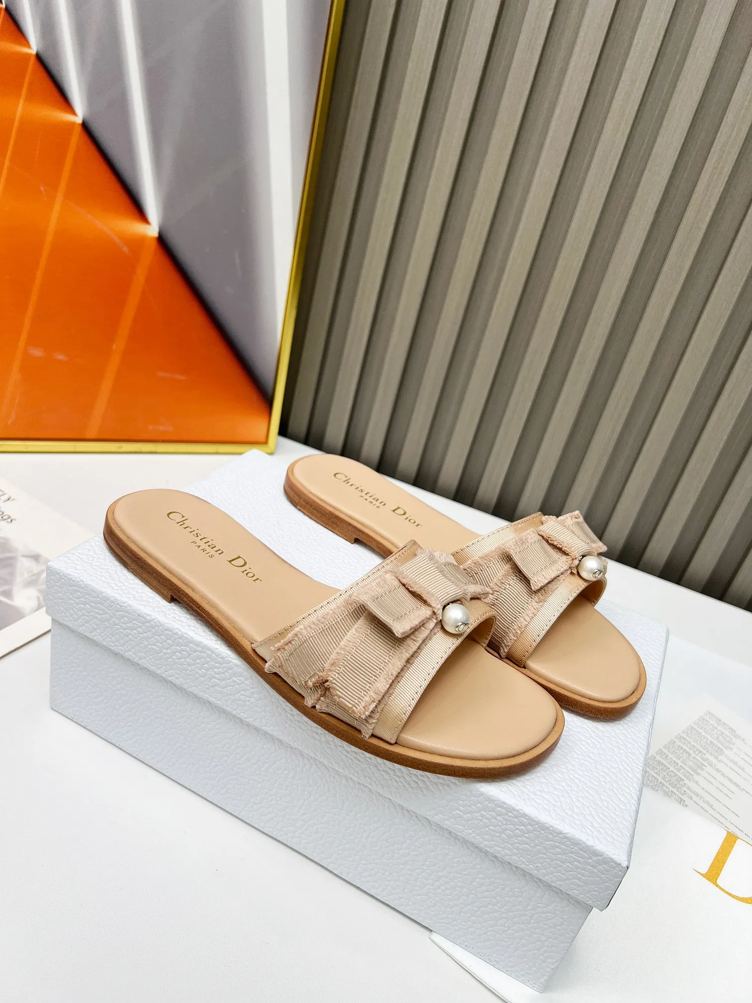 👟👟Ex-factory price 340👟👟 Genuine leather sole +40 DIOR purchasing grade Dior Dior new colors new elements DIOR spring and summer new round toe pearl open toe slippers, retro and versatile. The top version on the market. Upper: Original molded fabric Lining: Water-dyed sheepskin lining Size: #35-42 (40, 41, 42 custom-made, non-refundable)